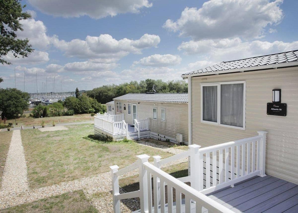 Mercury Yacht Harbour And Holiday Park Lower Swanwick Bagian luar foto